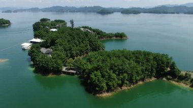 Çin 'in Hangzhou kentindeki Bin Ada Gölü doğal manzarası. Yüksek kalite 4k görüntü