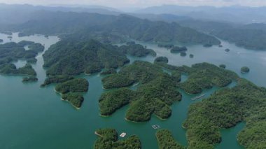 Çin 'in Hangzhou kentindeki Bin Ada Gölü doğal manzarası. Yüksek kalite 4k görüntü