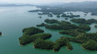Çin 'in Hangzhou kentindeki Bin Ada Gölü doğal manzarası. Yüksek kalite 4k görüntü