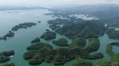 Çin 'in Hangzhou kentindeki Bin Ada Gölü doğal manzarası. Yüksek kalite 4k görüntü