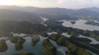 Çin 'in Hangzhou kentindeki Bin Ada Gölü doğal manzarası. Yüksek kalite 4k görüntü