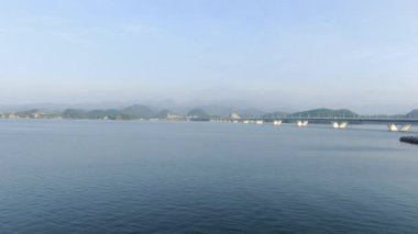 Çin 'in Hangzhou kentindeki Bin Ada Gölü doğal manzarası. Yüksek kalite 4k görüntü