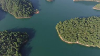 Çin 'in Hangzhou kentindeki Bin Ada Gölü doğal manzarası. Yüksek kalite 4k görüntü