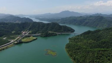 Çin 'in Hangzhou kentindeki Bin Ada Gölü doğal manzarası. Yüksek kalite 4k görüntü