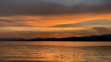Çin 'in Hangzhou kentindeki Thousand Island Gölü' nde günbatımının hava manzarası. Yüksek kalite 4k görüntü