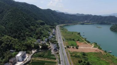 Çin 'in Hangzhou kentindeki Bin Ada Gölü doğal manzarası. Yüksek kalite 4k görüntü
