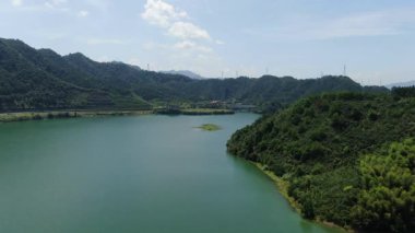 Çin 'in Hangzhou kentindeki Bin Ada Gölü doğal manzarası. Yüksek kalite 4k görüntü