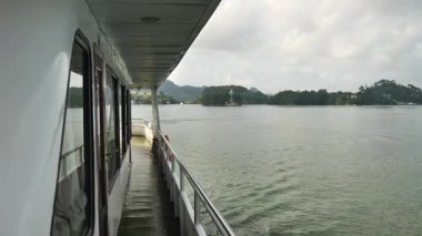 Çin, Hangzhou 'daki gemiden gelen 1000 Ada Gölü doğal manzarası. Yüksek kalite 4k görüntü