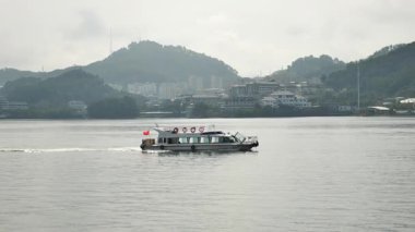 Çin, Hangzhou 'daki gemiden gelen 1000 Ada Gölü doğal manzarası. Yüksek kalite 4k görüntü