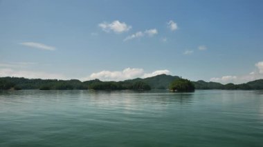 Çin, Hangzhou 'daki gemiden gelen 1000 Ada Gölü doğal manzarası. Yüksek kalite 4k görüntü