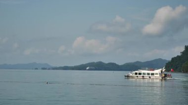Çin, Hangzhou 'daki gemiden gelen 1000 Ada Gölü doğal manzarası. Yüksek kalite 4k görüntü