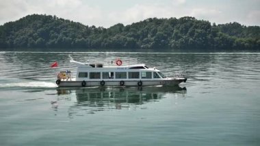 Çin, Hangzhou 'daki gemiden gelen 1000 Ada Gölü doğal manzarası. Yüksek kalite 4k görüntü