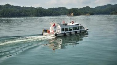 Çin, Hangzhou 'daki gemiden gelen 1000 Ada Gölü doğal manzarası. Yüksek kalite 4k görüntü