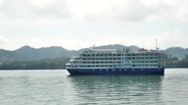 Çin, Hangzhou 'daki gemiden gelen 1000 Ada Gölü doğal manzarası. Yüksek kalite 4k görüntü