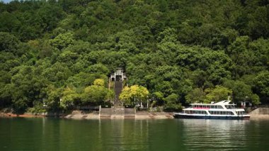 Çin, Hangzhou 'daki gemiden gelen 1000 Ada Gölü doğal manzarası. Yüksek kalite 4k görüntü