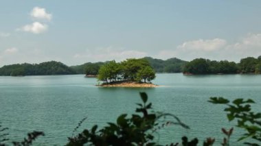 Çin, Hangzhou 'daki gemiden gelen 1000 Ada Gölü doğal manzarası. Yüksek kalite 4k görüntü