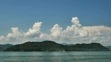 Çin, Hangzhou 'daki gemiden gelen 1000 Ada Gölü doğal manzarası. Yüksek kalite 4k görüntü