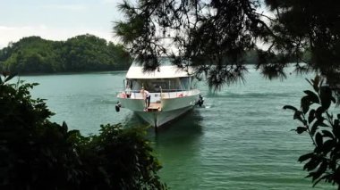 Çin, Hangzhou 'daki gemiden gelen 1000 Ada Gölü doğal manzarası. Yüksek kalite 4k görüntü