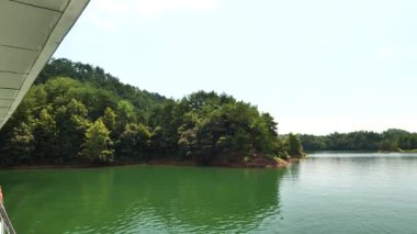 Çin, Hangzhou 'daki gemiden gelen 1000 Ada Gölü doğal manzarası. Yüksek kalite 4k görüntü