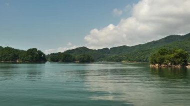 Çin, Hangzhou 'daki gemiden gelen 1000 Ada Gölü doğal manzarası. Yüksek kalite 4k görüntü