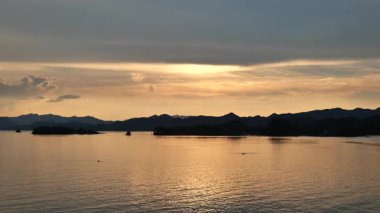 Çin 'in Hangzhou kentindeki Thousand Island Gölü' nde gün batımı. Yüksek kalite 4k görüntü