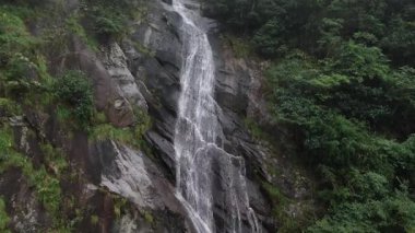 Çin 'in Hangzhou Zhejiang eyaletinde, doğu Tianmu dağında güzel, uzun bir şelale. Yüksek kalite 4k görüntü