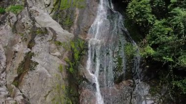 Çin 'in Hangzhou Zhejiang eyaletinde, doğu Tianmu dağında güzel, uzun bir şelale. Yüksek kalite 4k görüntü