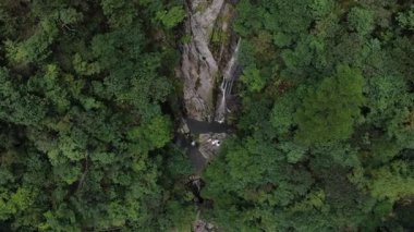 Çin 'in Hangzhou Zhejiang eyaletinde, doğu Tianmu dağında güzel, uzun bir şelale. Yüksek kalite 4k görüntü