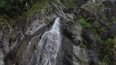 Çin 'in Hangzhou Zhejiang eyaletinde, doğu Tianmu dağında güzel, uzun bir şelale. Yüksek kalite 4k görüntü