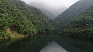 Doğu Tianmu Dağı, Hangzhou 'daki doğal manzarada koşan kişinin hava görüntüsü. Yüksek kalite 4k görüntü