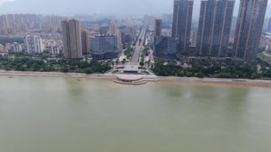1 Aralık 2021: Tonglu Bölgesi şehir manzarası, Hangzhou Şehri, Zhejiang Eyaleti, Çin. Yüksek kalite 4k görüntü