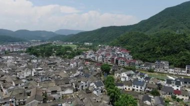 Çin 'in Zhejiang eyaletindeki Hangzhou şehrindeki Longmen eski kasabasının havadan görünüşü. Yüksek kalite 4k görüntü