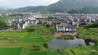 Çin 'in Zhejiang eyaletindeki Hangzhou şehrindeki Longmen eski kasabasının havadan görünüşü. Yüksek kalite 4k görüntü