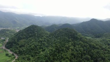 Çin 'in Zhejiang eyaletindeki Hangzhou şehrindeki Longmen eski kasabasının havadan görünüşü. Yüksek kalite 4k görüntü