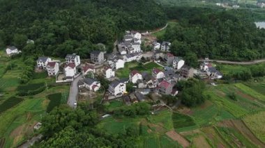 Çin 'in Zhejiang eyaletindeki Hangzhou şehrindeki Longmen eski kasabasının havadan görünüşü. Yüksek kalite 4k görüntü