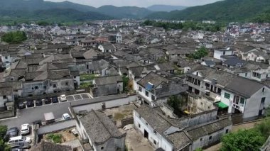 Çin 'in Zhejiang eyaletindeki Hangzhou şehrindeki Longmen eski kasabasının havadan görünüşü. Yüksek kalite 4k görüntü