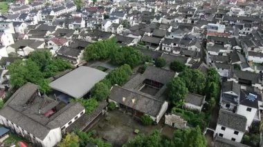 Çin 'in Zhejiang eyaletindeki Hangzhou şehrindeki Longmen eski kasabasının havadan görünüşü. Yüksek kalite 4k görüntü