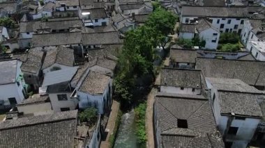 Çin 'in Zhejiang eyaletindeki Hangzhou şehrindeki Longmen eski kasabasının havadan görünüşü. Yüksek kalite 4k görüntü