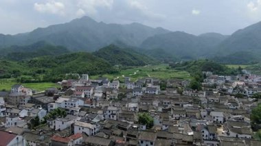 Çin 'in Zhejiang eyaletindeki Hangzhou şehrindeki Longmen eski kasabasının havadan görünüşü. Yüksek kalite 4k görüntü