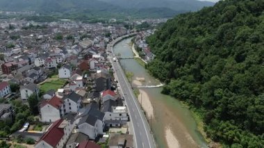 Çin 'in Zhejiang eyaletindeki Hangzhou şehrindeki Longmen eski kasabasının havadan görünüşü. Yüksek kalite 4k görüntü