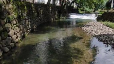 Çin 'in Hangzhou Zhejiang bölgesinde eski bir kasaba ve akan bir nehir manzarası. Yüksek kalite 4k görüntü