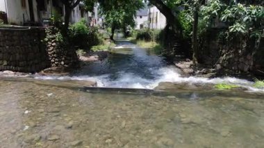 Çin 'in Hangzhou Zhejiang bölgesinde eski bir kasaba ve akan bir nehir manzarası. Yüksek kalite 4k görüntü