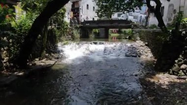 Çin 'in Hangzhou Zhejiang bölgesinde eski bir kasaba ve akan bir nehir manzarası. Yüksek kalite 4k görüntü