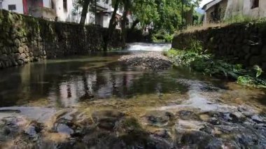 Çin 'in Hangzhou Zhejiang bölgesinde eski bir kasaba ve akan bir nehir manzarası. Yüksek kalite 4k görüntü