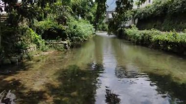 Çin 'in Hangzhou Zhejiang bölgesinde eski bir kasaba ve akan bir nehir manzarası. Yüksek kalite 4k görüntü