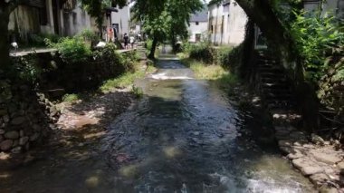Çin 'in Hangzhou Zhejiang bölgesinde eski bir kasaba ve akan bir nehir manzarası. Yüksek kalite 4k görüntü