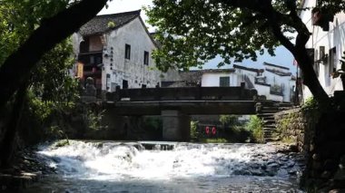Çin 'in Hangzhou Zhejiang bölgesinde eski bir kasaba ve akan bir nehir manzarası. Yüksek kalite 4k görüntü