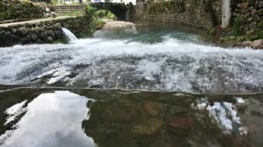 Çin 'in Hangzhou Zhejiang bölgesinde eski bir kasaba ve akan bir nehir manzarası. Yüksek kalite 4k görüntü