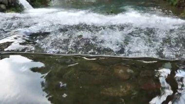 Çin 'in Hangzhou Zhejiang bölgesinde eski bir kasaba ve akan bir nehir manzarası. Yüksek kalite 4k görüntü