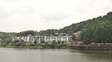 Çin 'in Hangzhou Zhejiang bölgesinde eski bir kasaba ve akan bir nehir manzarası. Yüksek kalite 4k görüntü